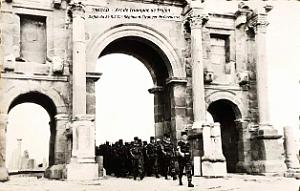Timgad - Arc de Triomphe de Trajan  - Defile 2e REC